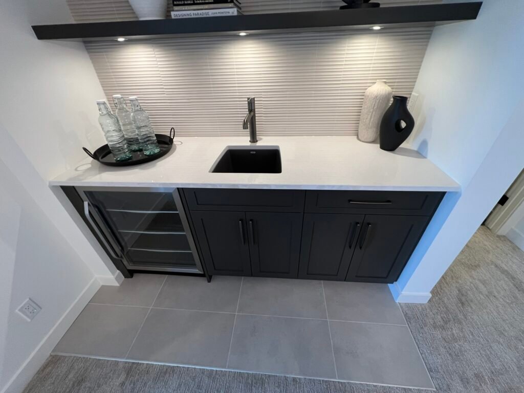 Custom wet bar kitchen in basement with quartz countertop – designed and installed by Coldii Inc. in Calgary