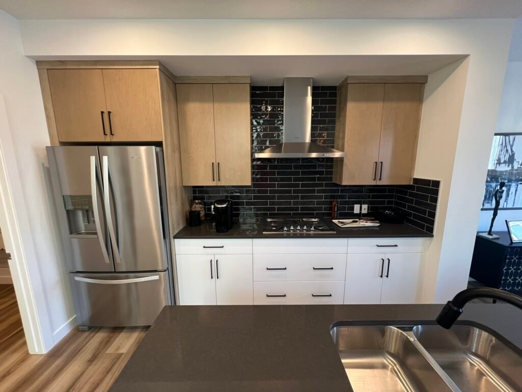 Stylish two-tone kitchen with contrasting upper and lower cabinets and quartz countertops – custom design by Coldii Inc. in Calgary
